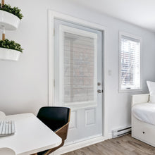 Charger l'image dans la galerie, Rideau magnétique PAOMA, modèle Intemporel avec 4 aimants fortes sur les côtés, pour porte d'acier Paoma avec tringle aimantée sur toute la longueur solide et sans percage fabriqué au Québec Canada. Voilage semi-transparent avec rayures de qualité à prix économique couleur blanc